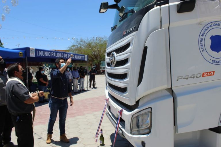 Gobernador de Tarapacá entregó nuevo camión aljibe al municipio de Pozo Almonte