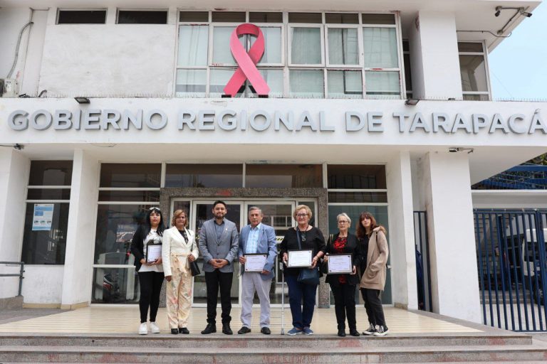 Gobernador Carvajal entregó reconocimientos a los dirigentes que han impulsado un centro oncológico para Tarapacá