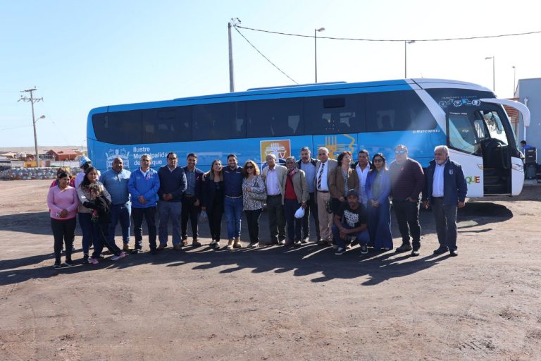 Gobierno Regional entrega nuevo bus escolar para estudiantes del borde costero de Iquique