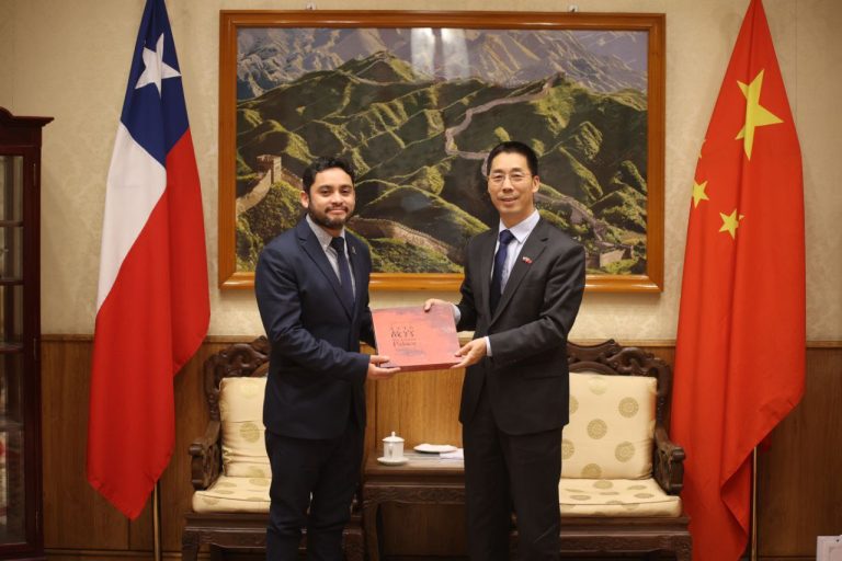 Gobernador Carvajal presentó el modelo de desarrollo de Tarapacá al Embajador de China en Chile