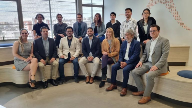 Gobernador Carvajal visitó la Universidad Santa María para conocer capacidades tecnológicas que permitan atender problemáticas de Tarapacá