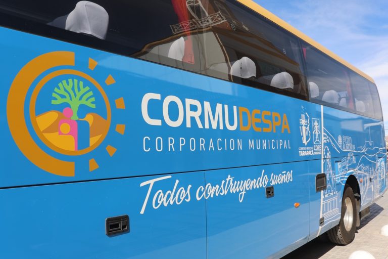 Gobierno de Tarapacá entregó nuevos vehículos para el traslado de 415 estudiantes y funcionarios de Pozo Almonte