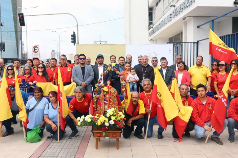 Gobierno de Tarapacá izó bandera roja y amarilla en honor al “Lolo”