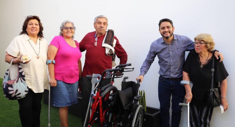 Gobierno de Tarapacá entrega kits de ayudas técnicas a las personas mayores de la región