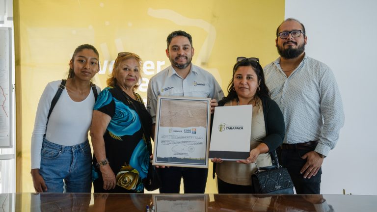 Nueva atribución: Gobernador Carvajal entregó concesiones de uso gratuito a tres organizaciones de la región