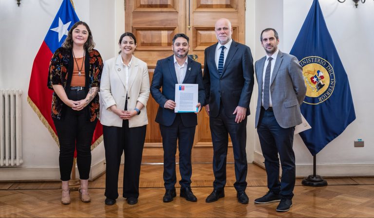 Subdere entrega el documento que permitirá poner en marcha el Plan de Zonas Extremas de Tarapacá