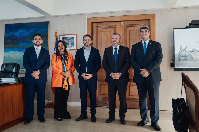 Gobernador Carvajal presenta detalles del Plan de Zonas Extremas a los parlamentarios de Tarapacá
