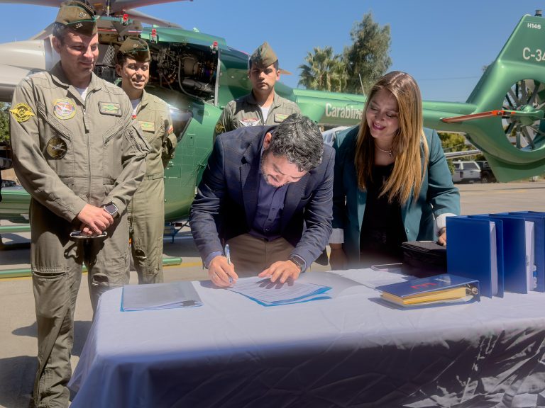 GORE Tarapacá recepciona el nuevo helicóptero de Carabineros que llega a la región