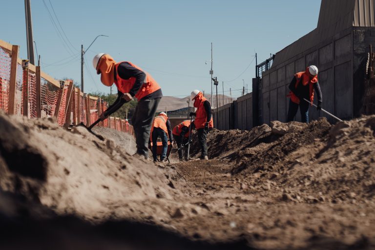 Tras más de 20 años: Avanza histórica construcción del alcantarillado para población Las Quintas de Pozo Almonte con recursos del GORE Tarapacá