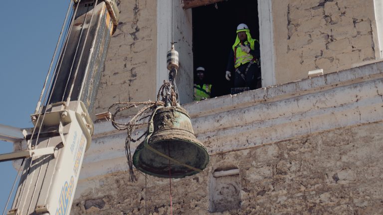Retiran campana del Santuario de San Lorenzo de Tarapacá en histórico hito para resguardar el patrimonio regional