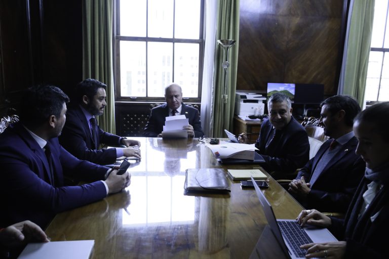 Gobernador Carvajal logra compromiso del ministro de Hacienda para acelerar cartera de proyectos por más de $140 mil millones