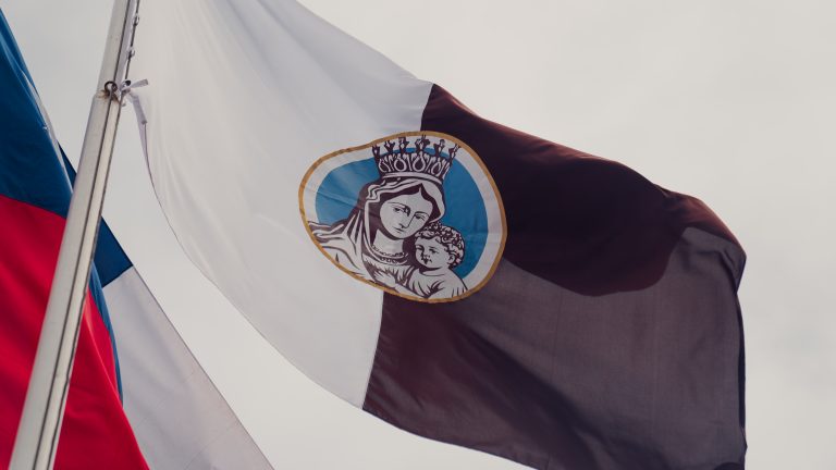 GORE Tarapacá comenzó julio con izamiento de bandera en honor a la Virgen del Carmen de La Tirana