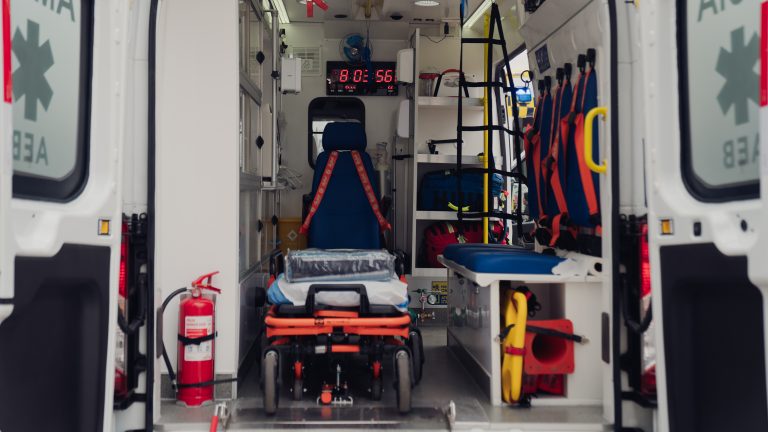 Gobierno Regional entrega cinco nuevas ambulancias para fortalecer la salud municipal de Iquique y caleta San Marcos